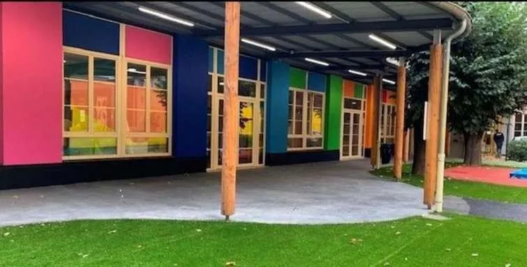 Crèche Les Petits Câlins à Saint-Étienne, façade colorée